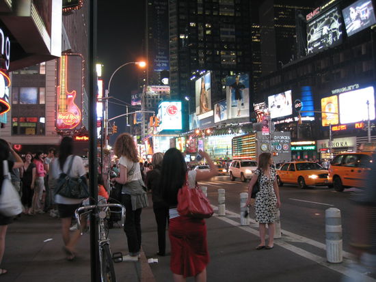 als es dann am Abend finster wurde konnte ich erleben, dass es doch noch eine Steigerung gibt auf dem Time Square.
Voll ausgeschoepfte Lichtintensitaet laesst einem keine Zeit das Auge irgendwo ruhig zu belassen. In jedem Augewinkel gibts da eine Ablenkung und teilweise ist es von hellen Licht der Werbeflaechen taghell am Time Square