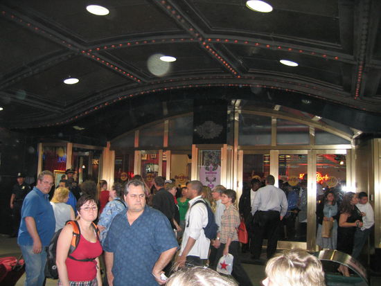 Ueberall kaufwuetiges Puplikum auch tief in der spaeten Nacht, hier vorm Hard Rock Cafe von New York.