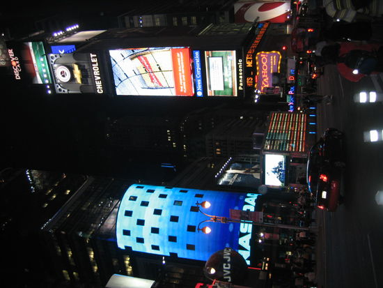 Eine ganze Hausfront als Bildprojektionflaeche, nur die Fenster sind ausgenommen und akustisch das Laermen und Kreischen, Autohupen und Sirenen machen das ganze fast zu einem Hexenkessel