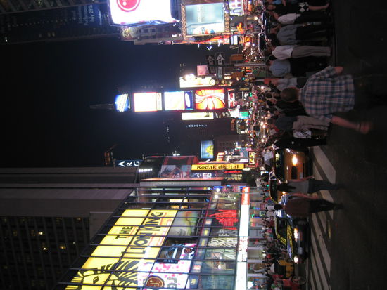 Unuebersehbare Menschenmassen und die abendlichen warmen Temperaturen, um die 25 Grad lassen mir den Schweiss von der Stirne rinnen