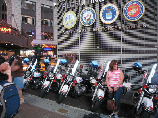 Das ist keine Blitzlichtaufnahme und auch nicht am Tage gemacht. Polizeimaschinen praesentiert von ihren Fahrern fuer die Touristen und  zum Leidwesen anderer Motorradfahrer. Diese Polizisten kennen sich aus mit Mascinen und denen kann man kein X fuer ein U vormachen und so manches "Ticket" wurde ausgestellt!