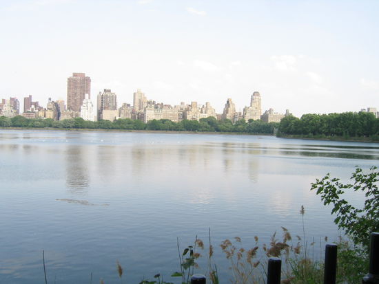 Nach all dieser Hektik, mach ich mich auf, in den Central Park. Hier eine Aufnahme vom "The Reservoir im Hintergrund die nachbarschaftliche Skyline New York City