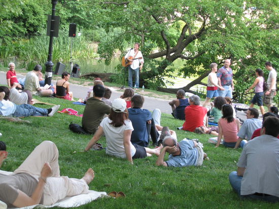 einem Saenger lauschen, so wie hier, der Lieder von Neal Diamond zum Besten gab
