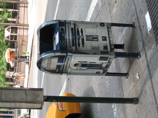 Als ich dann wirklich an Euch zu Hause dachte, habe ich die Eine oder Andre Postkarte nach Hause geschickt. Dieses Bild soll zeigen, dass es gar nicht so einfach ist in New York City einen Briefkasten zu finden, fuer mich ist's fast wie mit Tarnfarbe gestrichen. Ich hoffe die Karten haben euch erreicht.