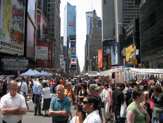 Und am Sonntag, oder am Feiertag und am Montag dem 28.Mai war hier Memorytag. An irgend ein Kriegerisches Ereignis wird hier gedacht, kein Mensch konnte mir sagen was es ist, aber Hauptsache frei ist.
Es haben sehr viele Geschaefte geoeffnet.
Da werden dann teilweise Strassen gesperrt und dann gibt es Volksfeststimmung.