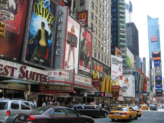 Buntes Treiben und grosse Hektik hier am Broadway. An den Haeuserfronten die Werbung fuer diverse Musicals und wenn man den Blick nach vorne wirft, ist der Time Square schon in Sichtweite.