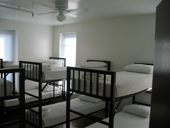 4 Stockbetten in einem gemischten Dorm zum Preis von 28 beziehungsweise an Samstag,Sonn- und Feiertag 32 USD pro Nacht