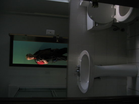 Der Restroom! Zwar nicht am Zimmer, aber alles da, was man braucht, sogar mit Fotograph!