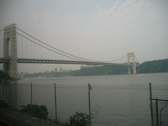 Auf den Schienen gehts wieder gegen 
Norden in Richtung Montreal. Dem Hudsonriver entlang. Eine der letzten Bruecken von New York, die Imposante Washington Bridge!