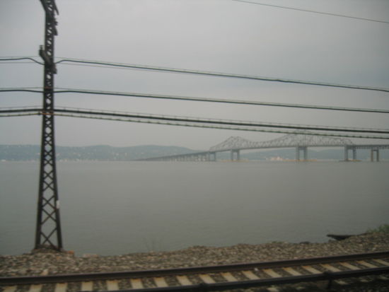 Eine kleine Abwechslung in der eher eintoenigen Landschaft, eine Bruecke mit einer enormen Breite