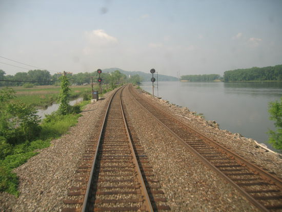 So sieht die Landschaft in der Regel aus. 
Sehr knapp am Wasser und maximal 2 m uber dem Wasserspiegel verlaufen die Schienen