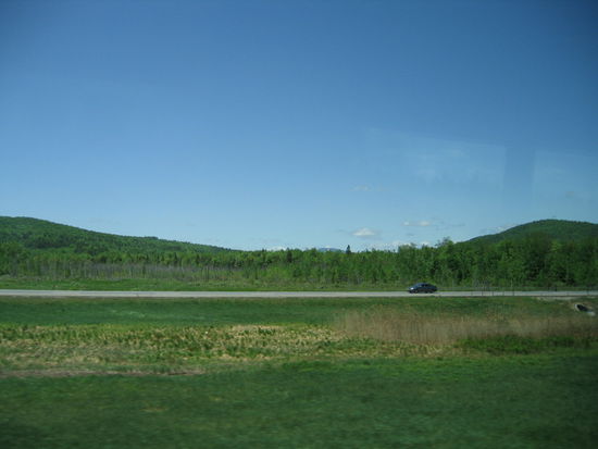 Leicht Huegelig ist das Gelaende und die Gegenfahrban ist in einer enormen Entfernung. Der Gruenstreifen zwischen den zwei Richtungsfahrbahnen betraegt manchma 5o Meter und mehr