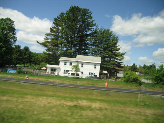 Sehr haeufig anzutreffen, Haeuser direkt am Highway ohne irgendwelche Laermschutzmassnahme