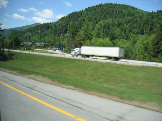 und riesige Trucks transportieren alles was so gebraucht wirdH