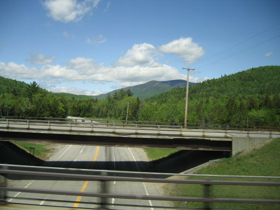 Strassenkreuzung in den Bergen von Andirondak Park im Norden des Staates New York