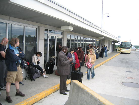 Zwar nicht so aufwendig wie damals meine Einreise in die USA, aber genau nahm man es auch hier mit uns