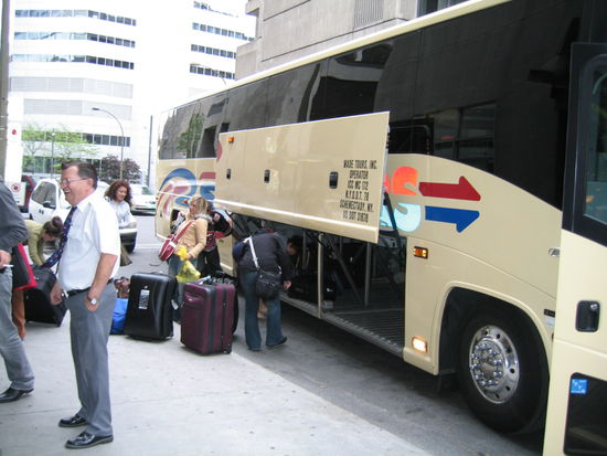 und der Bauch des Busses wird entladen. Eine weitere Reise hat damit ihr Ende gefunden