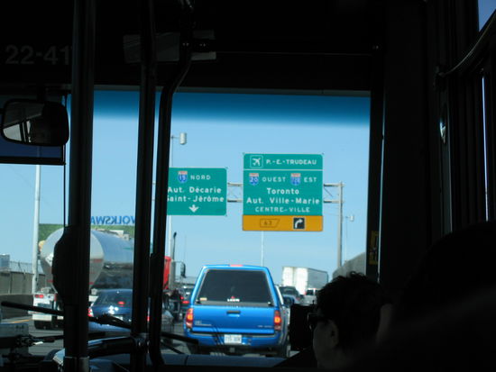 Nach der Metro gings dann im Linien Bus am Flughafen Montreals vorbei