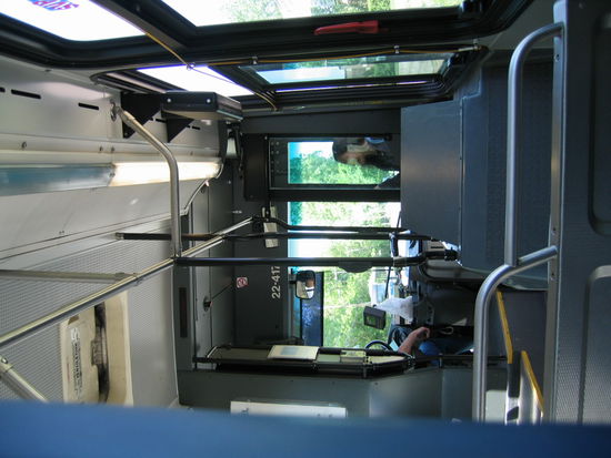 Interessant finde ich die gelbe Leine die am Fenstersteg herunter laeuft. Sie ist die Klingelschnur, die dem Busfahrer anzeigt, das jemand aussteigen will. Dieses System finde ich sehr altmodisch, duerfte sich aber sehr bewaehrt haben, weil in Amerika und Kanada ueberall anzutreffen