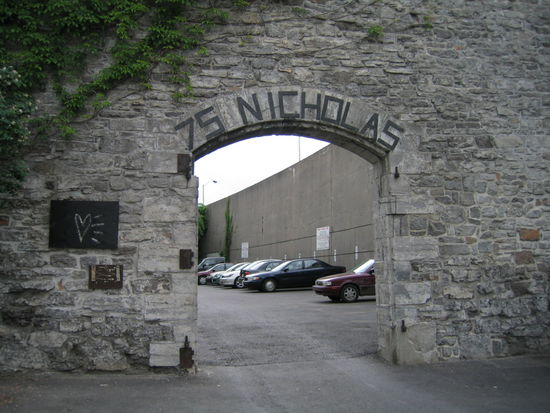 Der ehemalige Gefaengnishof hat heute die Funktion eines Parkplatzes uebernommen