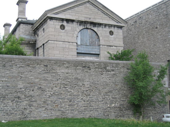 Hinter diesem grossen Fenster ist die Galgenkammer mit Strick und Falltuere.
Damit konnte die Schaulustige Bevoelkerung den Hinrichtungen beiwohnen