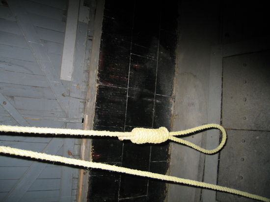 Hinter oben beschriebenem grossen Fenster befindet sich der Galgen mit Strick und darunter die Falltuere.