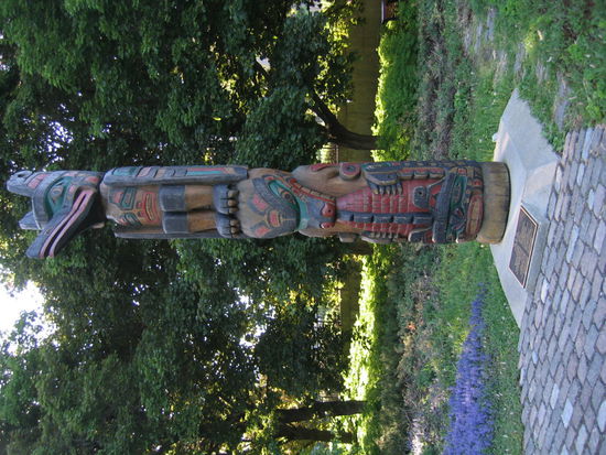 Ein Totempfahl der hier einst ansaessigen Outaouac Indianer