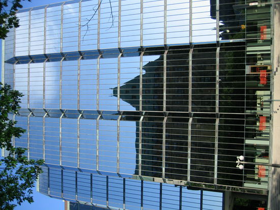 An der Prachtstrasse Wellington mischen sich alte Gebaeude mit modernen glasverspiegelten Hochhaeusern