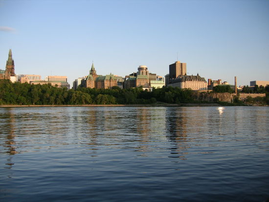 Die Stadt so wie sie angelegt ist hat einen sehr sauberen Eindruck in mir hinterlasse. Die Planung der Stadt ist sehr gosszuegig angelegt und fuer eine Stadt mit viel Autoverkehr vorgesehen.
Die ebenfalls grosszuegigen Parkanlagen stellen ein akzeptables Gleichgewicht her.