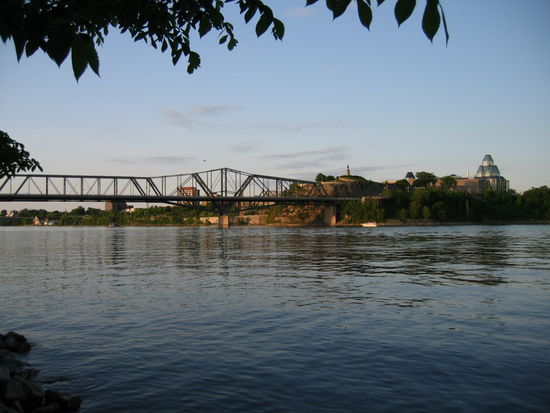 Die Fachwerkbruecke Pont du Portage Bridge die dann in den Strassenzug Laurier uebergeht