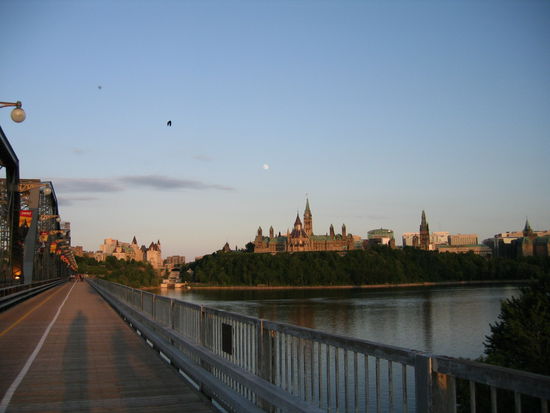 Aus der Sicht der Fachwerkbruecke der Parlamentshuegel