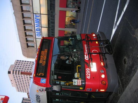 Das hab ich so noch nirgends gesehen. An der vorderen Stossstange des Busses, klappbar angebracht. Ein Fahrradtrager, aehnlich wie es bei uns fuer PKW auf der Anhaengekupplung zu montierene Fahrradtransporteinrichtungen gibt.
Oder wie bei der Poestlingbergbahn die Fahrraeder vorne transportiert werden. Es koennen zwei Fahrraeder transportiert werden.
