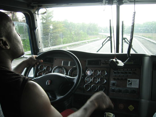 Ein Wunsch ging Erfuellung. Endlich ist es gelungen im Fuehrerhaus eines Truckers mein Fortkommen zu bewerkstelligen.