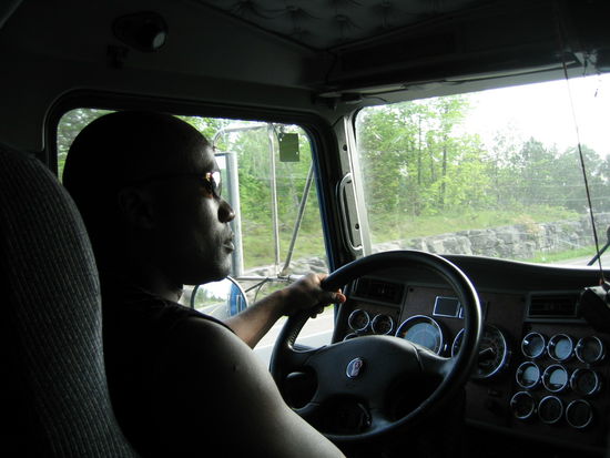 525 Pferde stark ist seine Zugmaschine, ein Kenworth, die sehr ruhig auf der Strasse dahinzogen