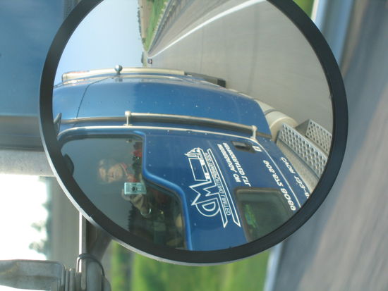 Spielereien mit dem Truckspiegel und Gerhard sitzt am Beifahrersitz