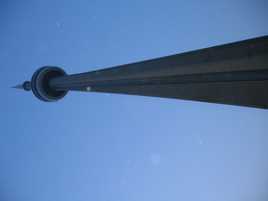 Als mich David dann zur Jugendherberge brachte, kamen wir beim CN Tower vorbei. Er liess es sich nicht nehmen fuer ein Foto kurz stehen zu bleiben.
Diese Himmelsnadel wird mein absoluter Hoehepunkt meiner Kanada/USA Reise werden, wenn ich die 500 m erklimme.