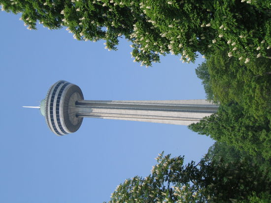 Von diesem Turm aus, errichtet fuer Touristen, um ihnen eine guten Ausblick auf die amerikanischen und kanadischen Wasserfaelle zu ermoeglichen.