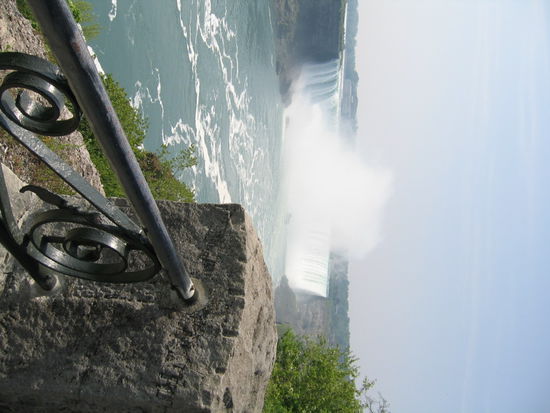 Das war das Erste was es zu sehen gab, als ich vom Bus ausgestiegen war. Die kanadiaschen Horseshoe Falls in Niagara.