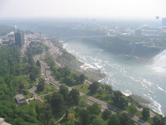 Von diesem Turm aus konnte man den Niagara River flussabwaerts betrachten, hier mit der Rainbowbridge, die Verbindungsbruecke zwischen Kanada und den USA. Der Grenzverlauf liegt ja in der Flussmitte. Hier links ist Kanada (Ontario) und rechts die USA (State of New York)