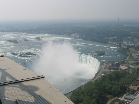 Warum "Horseshoe" Wasserfaelle, die Bezeichnung fuer die kanadischen Wasserfaelle ist? Wie ein Hufeisen oder Horseshoe, - wie ein Pferdeschuh, so wie die Kanadier sagen.
Die Wasserfallhoehe ist 54 m Hoch und hat eine Breite von 675 m.