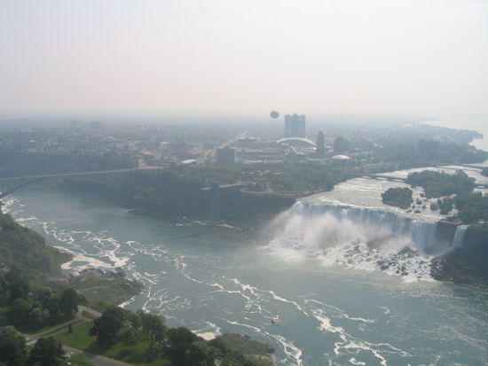 Von diesem Turm aus kann man auch gut die amerikanischen Faelle besichtigen, die Trennung ist durch die Insel Goat Island gegeben. Sie sind um 2 m  hoeher als die kanadischen Wasserfaelle. sind aber nur 328 m breit.
