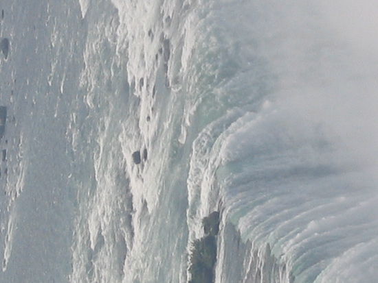 Wenn man sich vorstellt, ueber diese Kannte geschwemmt zu werden, ist das eine Horrorvorstellung! 
Dabei wurde die Wassermenge, wegen der Stromerzeugung um 75% reduziert, trotzdem noch eine gigantische Wassermenge (2.800 m3/sec) die da in die Tiefe stuerzt.