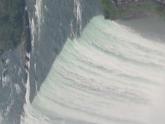 Viele Geschichten raken sich um diese Wasserfaelle und deren Bezwingung auf die abenteurlichsten Weisen. 
Fast gab es Meisterschaften sich in einem Fass ueber die Kante treiben zu lassen. Dies ist aber jetzt verboten. 1960 stuerzte ein 7 jaeriger Bursche ueber diese Kante, weil der Motor an seinem Boot versagte, er blieb aber, fast wie ein Wunder, unverletzt.