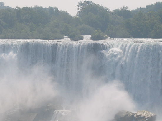 20 Millionen Menschen besuchen alljaehlich die Niagara Wasserfaelle. Dass sich, um dieses Naturschauspiel, eine richtige Fremdenverkehrsindustrie aufgebaut hat kann man sehen, wenn man die umliegenden Ortschften betrachtet.