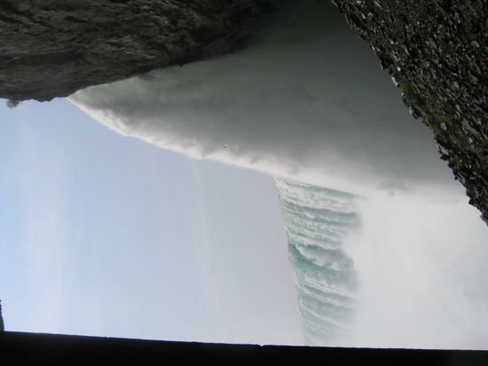 Hier ein Blick aus dem Tunnel hinter dem Wasserfall.