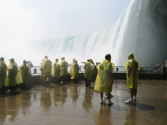Auf der Table Rock Aussichtsplattform, alle Besucher in gelben Plasticksaecken verpackt!