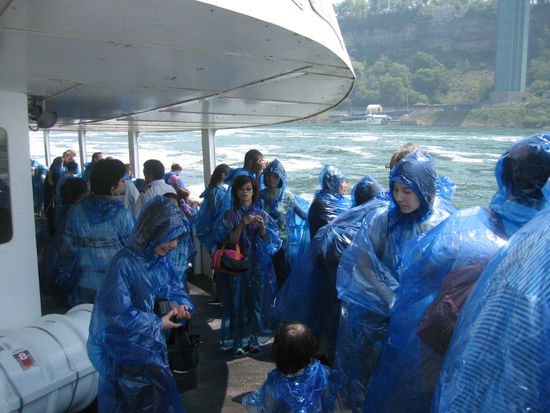 Dann gings auf Schiff "Maid of the Mist"
diesmal ganz in blau!