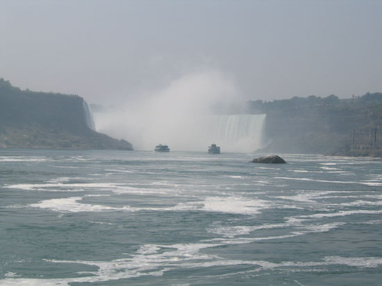 Aus der Entfernung wirken die Boote wie kleine Nussschalen, es sind aber sehr robuste und stabil gebaute Boote, mit denen man ganz nahe an die Faelle heranfahren kann