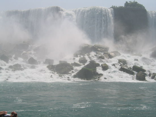 Zuerst gehts an den amerikanischen Faellen vorbei