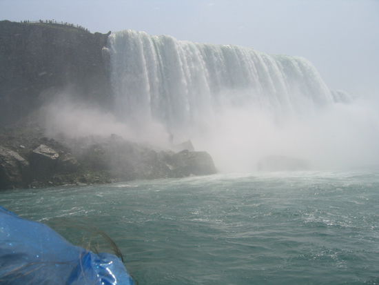 je weiter man sich den Faellen naehert, umso heftiger wird das hier herrschende Kleinklima